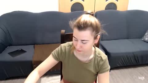 Snapshot of dianasmiey7 chatting on December 3, 9:00 am dianasmiey7 online show from December 3, 9:00 am
