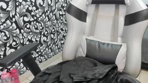 Snapshot of dirty_foxy chatting on February 1, 12:29 am Violet online show from February 1, 12:29 am