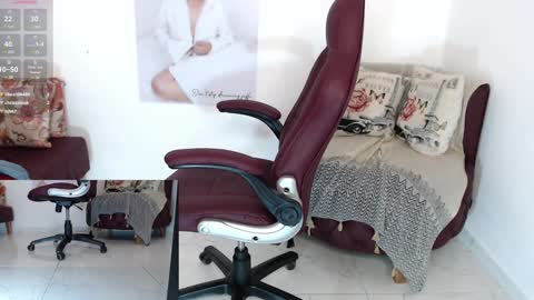 Snapshot of diva_milf chatting on December 18, 1:05 am Diva online show from December 18, 1:05 am