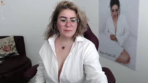 Snapshot of diva_milf chatting on December 26, 1:40 am Diva online show from December 26, 1:40 am