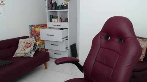 Snapshot of diva_milf chatting on December 28, 10:13 pm Diva online show from December 28, 10:13 pm