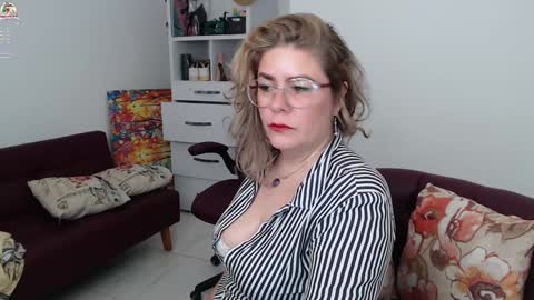 Snapshot of diva_milf chatting on December 29, 1:56 am Diva online show from December 29, 1:56 am