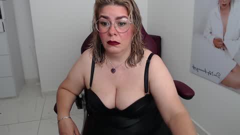 Snapshot of diva_milf chatting on December 29, 8:37 pm Diva online show from December 29, 8:37 pm