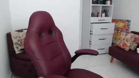 Snapshot of diva_milf chatting on December 31, 2:36 pm Diva online show from December 31, 2:36 pm