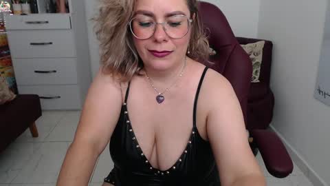 Snapshot of diva_milf chatting on January 4, 12:05 am Diva online show from January 4, 12:05 am
