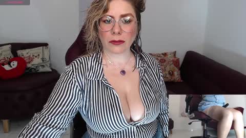 Snapshot of diva_milf chatting on January 8, 10:37 pm Diva online show from January 8, 10:37 pm