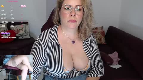 Snapshot of diva_milf chatting on January 9, 1:39 am Diva online show from January 9, 1:39 am