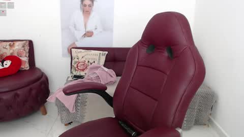Snapshot of diva_milf chatting on February 6, 1:49 am Diva online show from February 6, 1:49 am