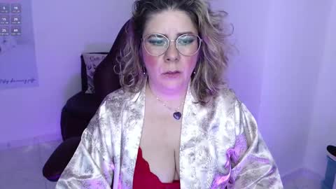 Snapshot of diva_milf chatting on February 15, 2:15 am Diva online show from February 15, 2:15 am
