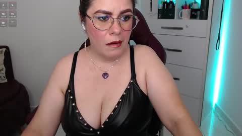 Snapshot of diva_milf chatting on February 20, 10:59 pm Diva online show from February 20, 10:59 pm