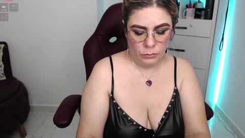 Snapshot of diva_milf chatting on February 21, 2:06 am Diva online show from February 21, 2:06 am