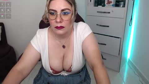 Snapshot of diva_milf chatting on February 22, 7:36 pm Diva online show from February 22, 7:36 pm