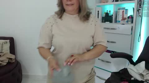 Snapshot of diva_milf chatting on February 23, 7:17 pm Diva online show from February 23, 7:17 pm