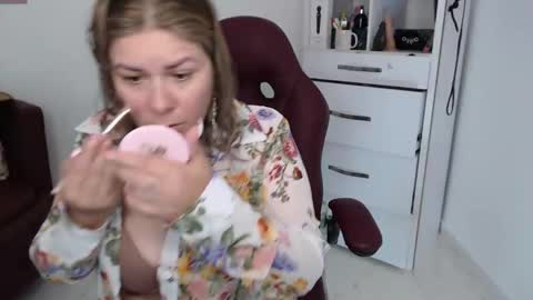 Snapshot of diva_milf chatting on February 25, 10:29 pm Diva online show from February 25, 10:29 pm