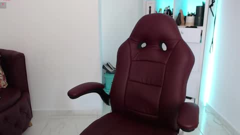 Snapshot of diva_milf chatting on February 27, 11:37 pm Diva online show from February 27, 11:37 pm