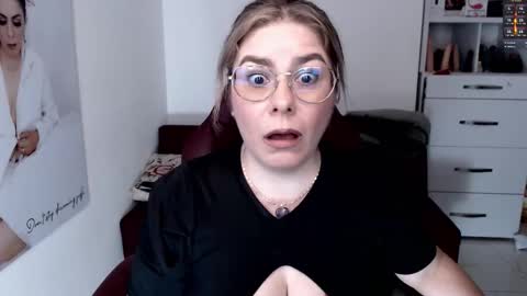 Snapshot of diva_milf chatting on October 10, 11:26 pm Diva online show from October 10, 11:26 pm