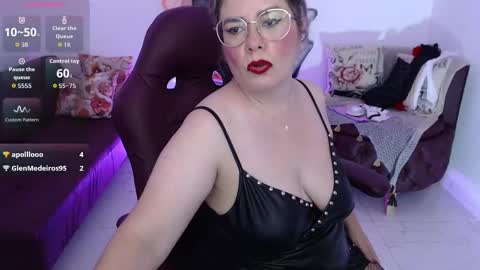 Snapshot of diva_milf chatting on October 28, 11:51 pm Diva online show from October 28, 11:51 pm