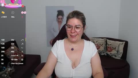 Snapshot of diva_milf chatting on November 8, 10:48 am Diva online show from November 8, 10:48 am
