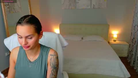 Snapshot of divineluxe chatting on June 18, 4:35 am Ivory Blue. online show from June 18, 4:35 am