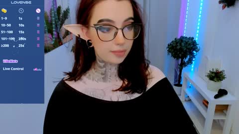 Snapshot of dixipixi_ chatting on December 12, 6:14 am dixipixi_ online show from December 12, 6:14 am