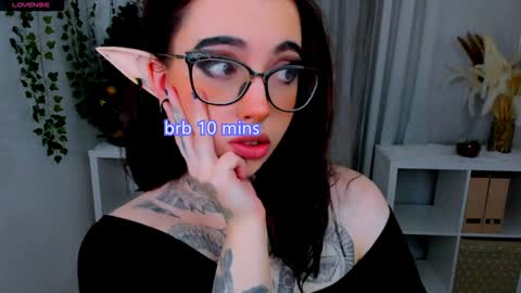 Snapshot of dixipixi_ chatting on December 30, 1:36 pm dixipixi_ online show from December 30, 1:36 pm