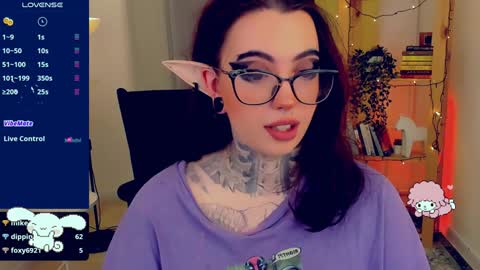 Snapshot of dixipixi_ chatting on January 5, 8:43 am dixipixi_ online show from January 5, 8:43 am