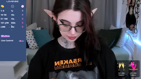 Snapshot of dixipixi_ chatting on February 1, 5:49 am dixipixi_ online show from February 1, 5:49 am