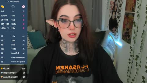 Snapshot of dixipixi_ chatting on February 2, 8:35 am dixipixi_ online show from February 2, 8:35 am