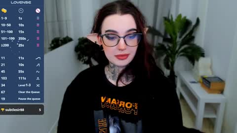 Snapshot of dixipixi_ chatting on February 6, 1:43 pm dixipixi_ online show from February 6, 1:43 pm