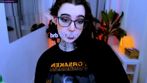 Snapshot of dixipixi_ chatting on February 7, 8:44 am dixipixi_ online show from February 7, 8:44 am