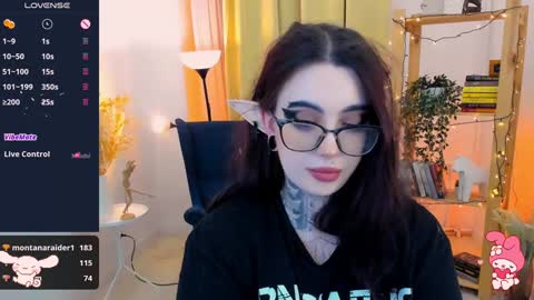 Snapshot of dixipixi_ chatting on February 8, 10:18 am dixipixi_ online show from February 8, 10:18 am