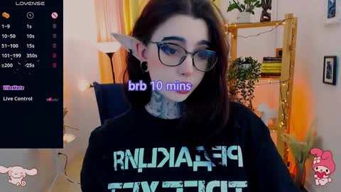 Snapshot of dixipixi_ chatting on February 8, 1:22 pm dixipixi_ online show from February 8, 1:22 pm