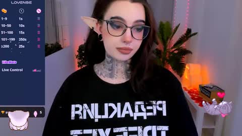 Snapshot of dixipixi_ chatting on February 15, 5:51 am dixipixi_ online show from February 15, 5:51 am