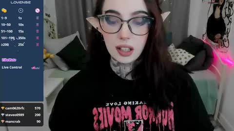 Snapshot of dixipixi_ chatting on February 21, 8:51 am dixipixi_ online show from February 21, 8:51 am