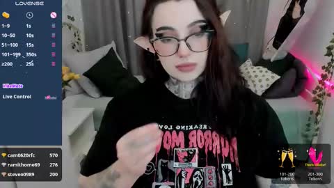 Snapshot of dixipixi_ chatting on February 21, 11:55 am dixipixi_ online show from February 21, 11:55 am