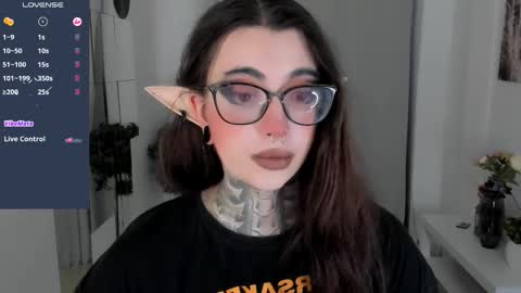 Snapshot of dixipixi_ chatting on October 18, 6:26 am dixipixi_ online show from October 18, 6:26 am