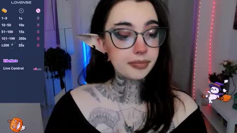 Snapshot of dixipixi_ chatting on November 8, 6:02 am dixipixi_ online show from November 8, 6:02 am