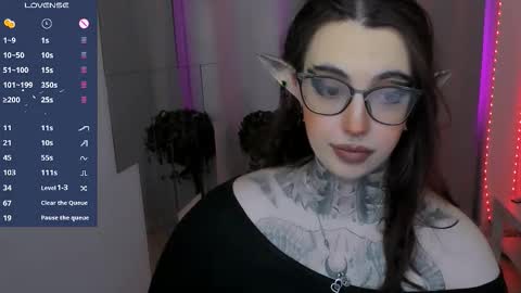 Snapshot of dixipixi_ chatting on November 13, 6:01 am dixipixi_ online show from November 13, 6:01 am