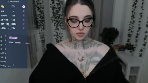 dixipixi_ online show from April 18, 6:06 am