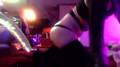 Snapshot of dizzy_dreamer chatting on December 16, 7:13 am Izzy Knyx online show from December 16, 7:13 am