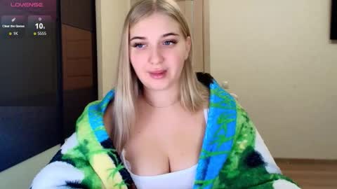 Snapshot of do_u_want_alice chatting on October 24, 4:42 am Alice online show from October 24, 4:42 am