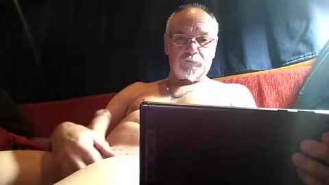 Snapshot of doghouseblue chatting on December 14, 8:35 pm doghouseblue online show from December 14, 8:35 pm