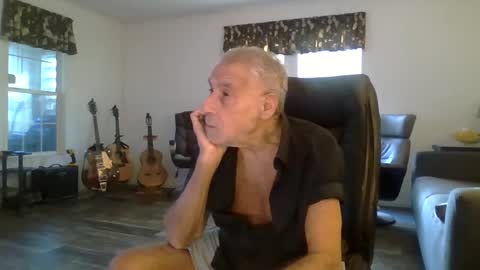 Snapshot of dogluc7 chatting on December 30, 8:15 pm dogluc7 online show from December 30, 8:15 pm