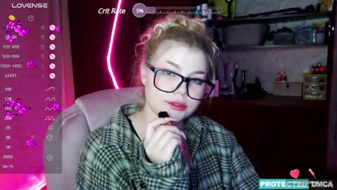 Chloe online show from December 3, 8:39 pm