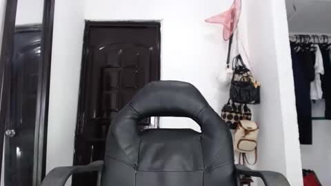 doll_dollys_ online show from January 7, 8:21 pm