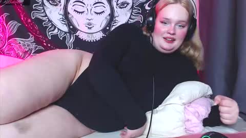 Snapshot of dolled_up_cvnt chatting on November 8, 7:01 pm Miss Rose online show from November 8, 7:01 pm