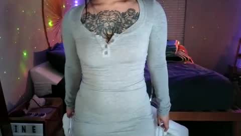 Snapshot of dolllface chatting on December 18, 8:42 am DOLLLFACE online show from December 18, 8:42 am