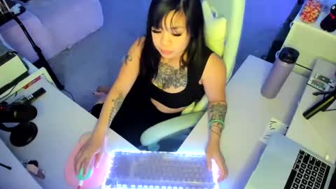 Snapshot of dolllface chatting on October 4, 6:22 am DOLLLFACE online show from October 4, 6:22 am