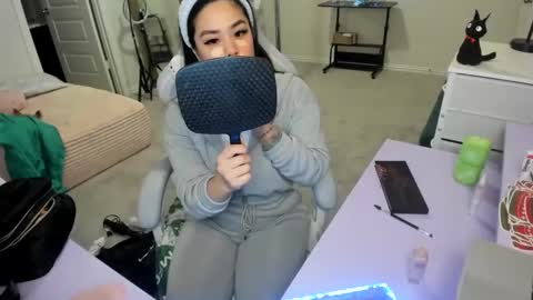 Snapshot of dolllface chatting on December 5, 2:20 am DOLLLFACE online show from December 5, 2:20 am