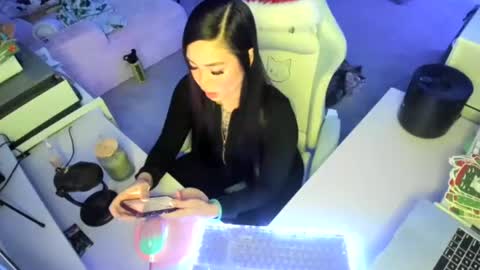 Snapshot of dolllface chatting on December 14, 2:17 am DOLLLFACE online show from December 14, 2:17 am